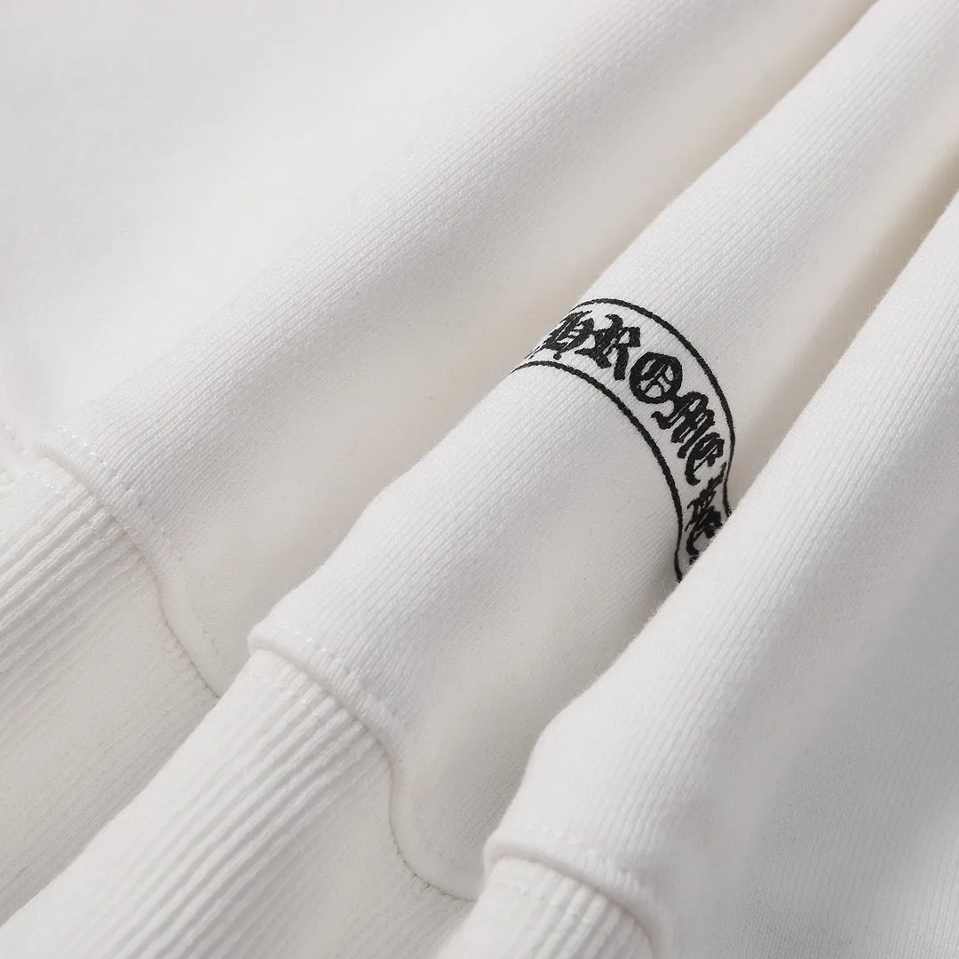 M35—P210 -Chrome Hearts/Chrome Hearts printed sweatshirt cardigan jacket -420 grams of high-density, high-quality wool, soft, delicate and skin-friendly, soft and silky to the touch, warm and skin-friendly -The hardware zipper accessories are all customized and full of details -Colour: black white -Size: S M L XL